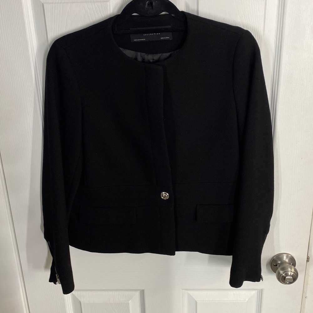 Black Zara cropped blazer/jacket. Size M. Silver fastener detail at waist